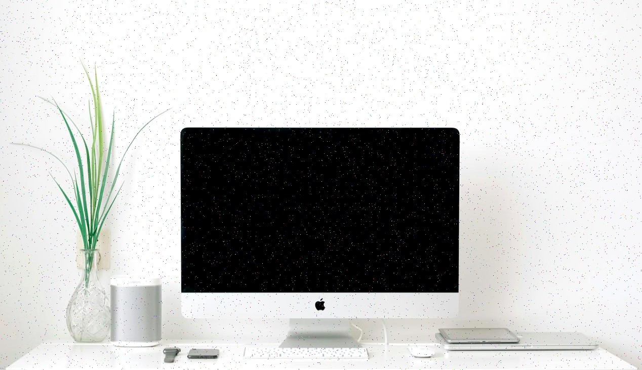 Familia recibiendo orientación sobre apoyos