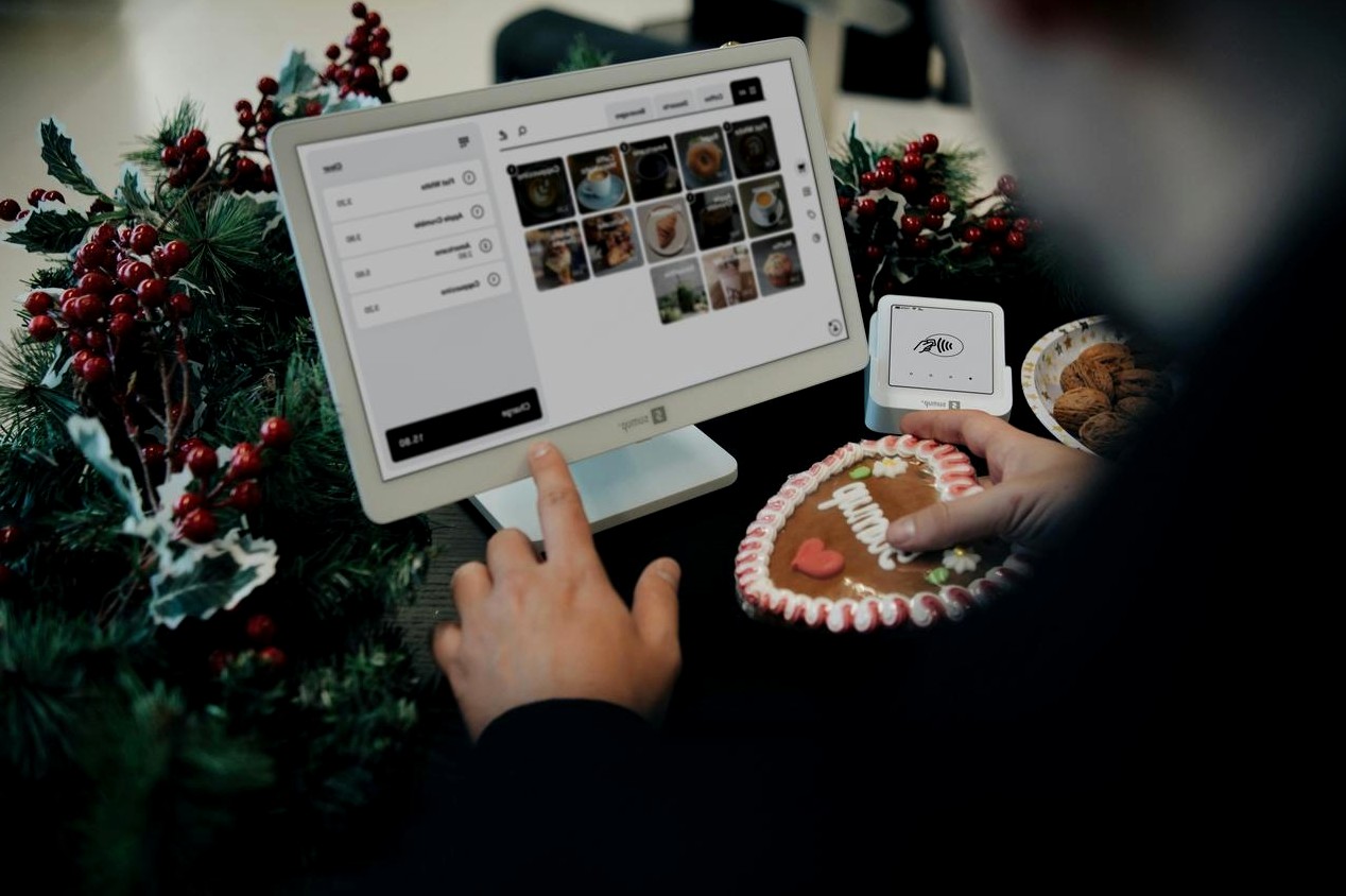 Estudiantes con materiales escolares