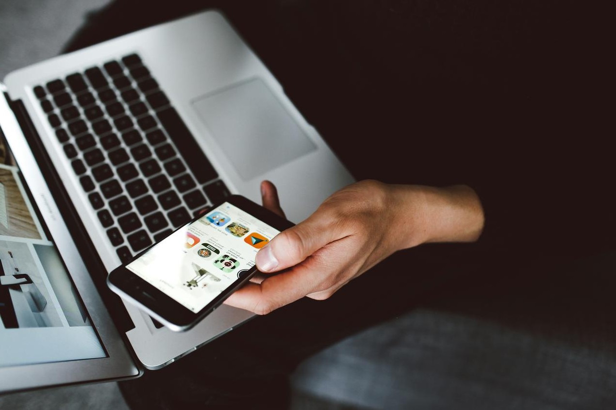 Estudiante recibiendo asesoría