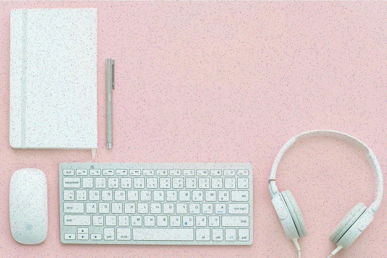 Técnico instalando equipo eficiente